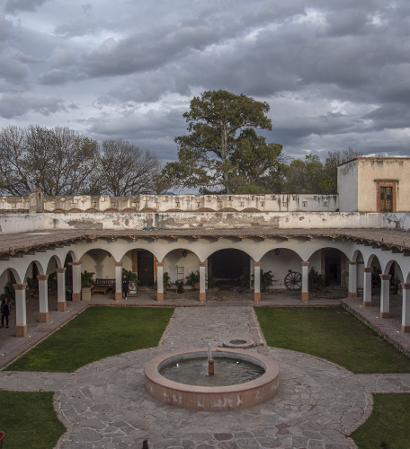 Puerta de madera de bodega de vino histórica